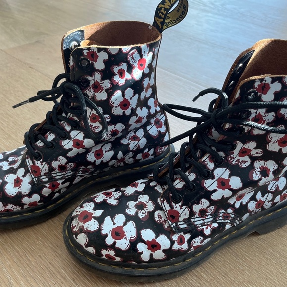 Dr. Martens womens size 7 - Picture 1 of 3
